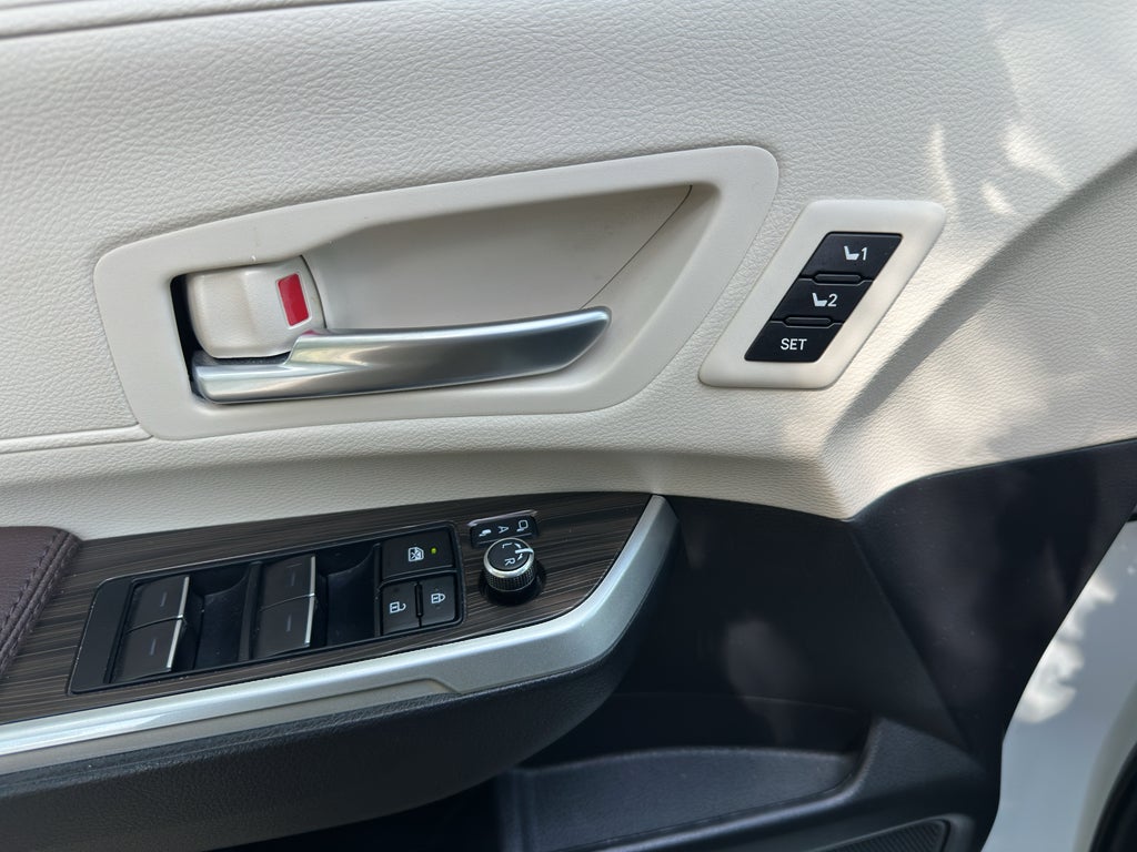 2023 Toyota Sienna Platinum