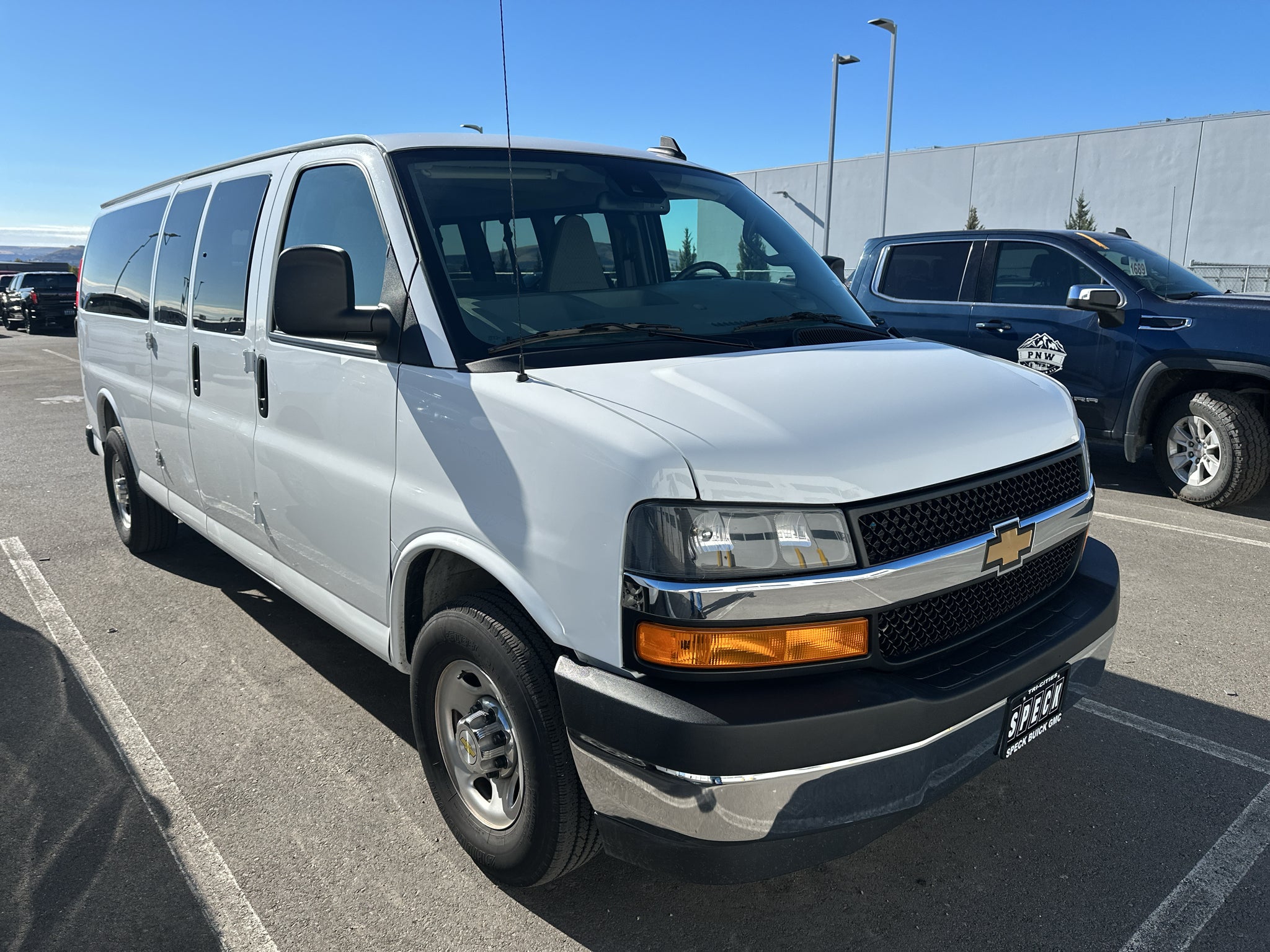 2025 Chevrolet Express Passenger 1LT