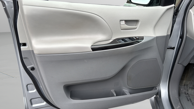 2014 Toyota Sienna LE 8 Passenger